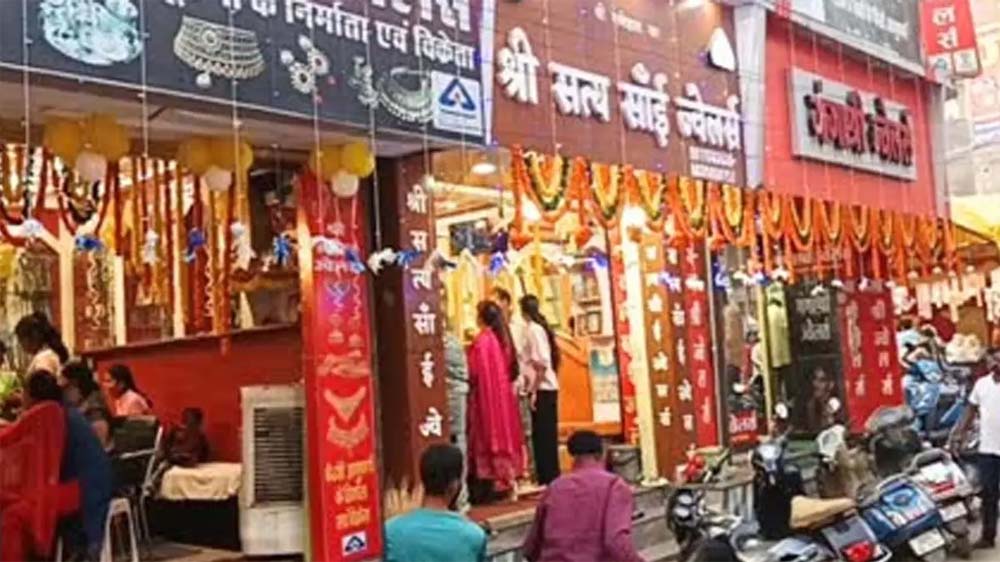 CG बाजार में जमकर बरसा धन : सराफा, ऑटोमोबाइल रियल एस्टेट, इलेक्ट्रॉनिक्स कारोबारियों की चांदी CG बाजार में जमकर बरसा धन : सराफा, ऑटोमोबाइल रियल एस्टेट, इलेक्ट्रॉनिक्स कारोबारियों की चांदी