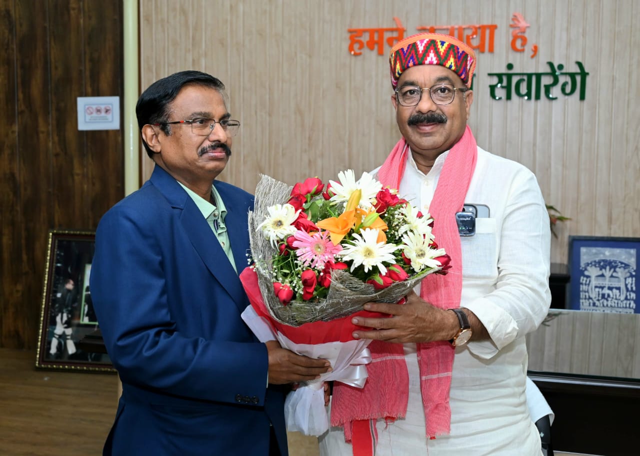 उप मुख्यमंत्री श्री अरुण साव से रायपुर और बिलासपुर संभाग के आयुक्त श्री महादेव कावरे ने की सौजन्य मुलाकात