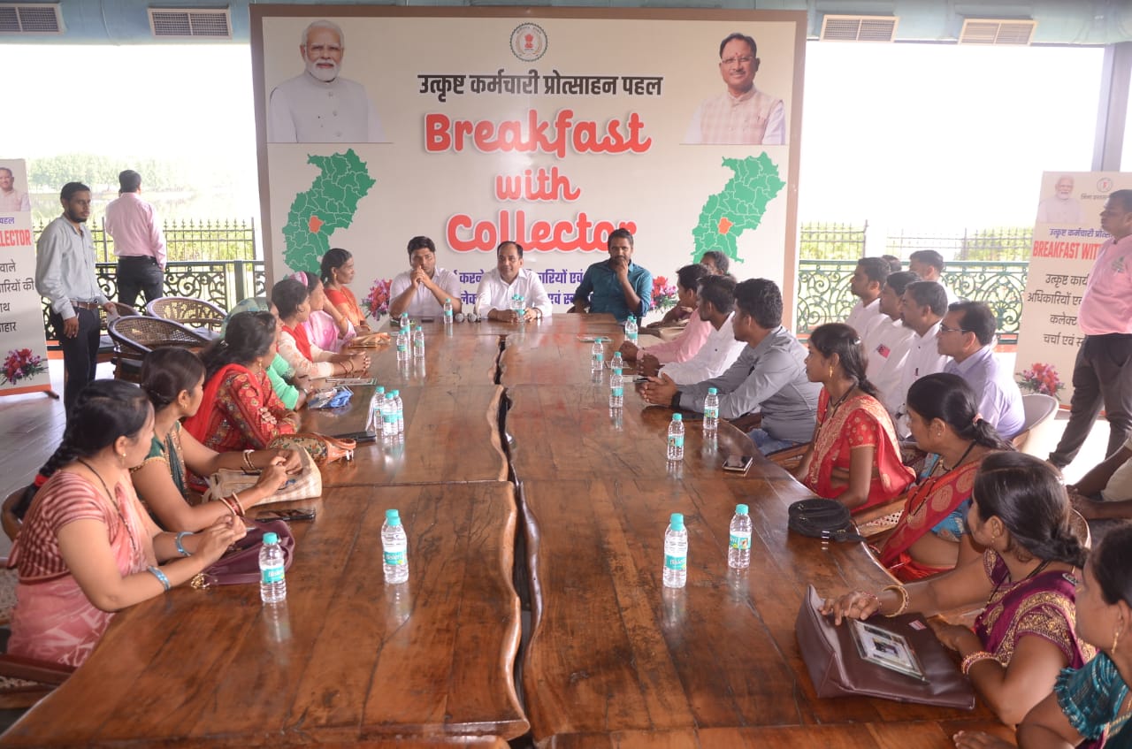 कलेक्टर विथ ब्रेकफास्ट: मुख्य सचिव श्री अमिताभ जैन ने मैदानी स्तर के कर्मचारियों को किया प्रोत्साहित कलेक्टर विथ ब्रेकफास्ट: मुख्य सचिव श्री अमिताभ जैन ने मैदानी स्तर के कर्मचारियों को किया प्रोत्साहित