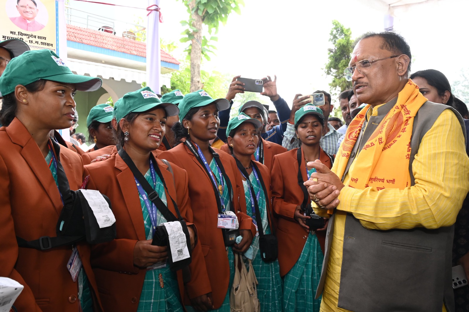 सीएम श्री विष्णु देव साय ने बिजली सखियों को वितरित किए बिजली किट, बनाया बिजली सखी