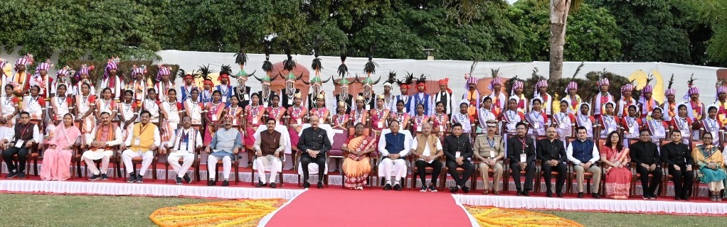 राष्ट्रपति द्रौपदी मुर्मु ने छत्तीसगढ के आदिवासियों के साथ लिया सामुहिक छायाचित्र