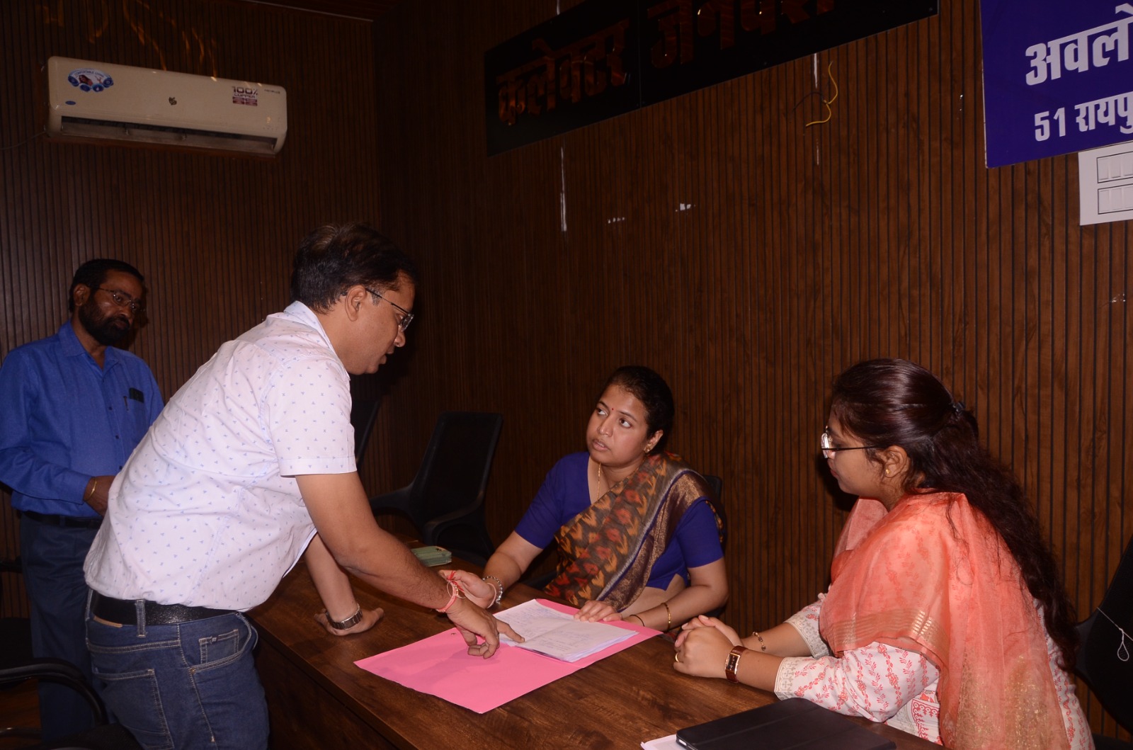 व्यय प्रेक्षक श्रीमती कनुप्रिया दमोर ने कंट्रोल रूम का किया निरीक्षण, अधिकारियों की ली बैठक 3 WhatsApp Image 2024 10 26 at 4.12.10 PM 1