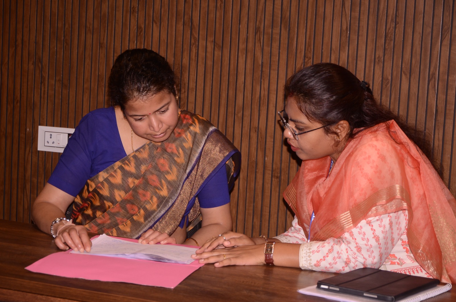 व्यय प्रेक्षक श्रीमती कनुप्रिया दमोर ने कंट्रोल रूम का किया निरीक्षण, अधिकारियों की ली बैठक 1 WhatsApp Image 2024 10 26 at 4.12.10 PM