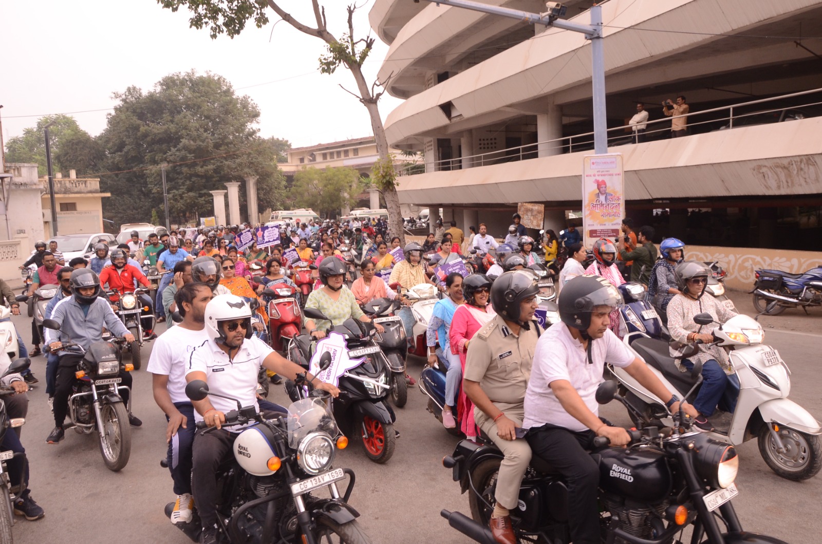 मतदाताओं को जागरूक करने के लिए जिला निर्वाचन अधिकारी एवं कलेक्टर डॉ. गौरव सिंह के नेतृत्व में हुई बाईक रैली