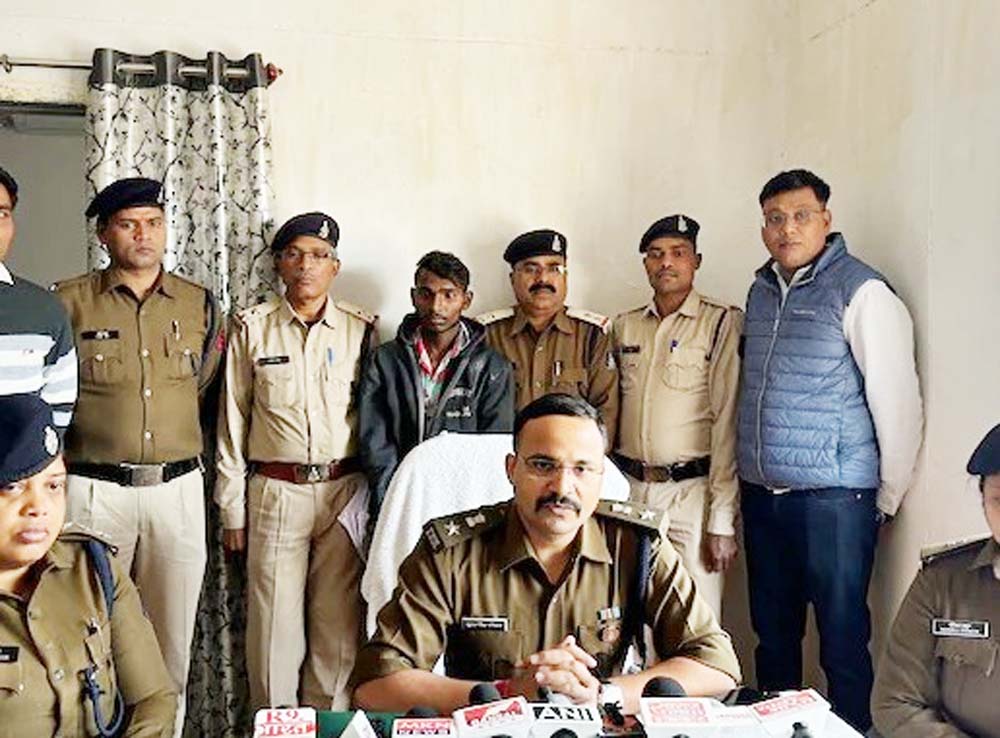 CG : गर्लफ्रेंड से गले मिलने के दौरान 13 साल के बच्चे ने देखा, आरोपी ने सिर पर पत्थर पटककर कर दी हत्या CG : गर्लफ्रेंड से गले मिलने के दौरान 13 साल के बच्चे ने देखा, आरोपी ने सिर पर पत्थर पटककर कर दी हत्या