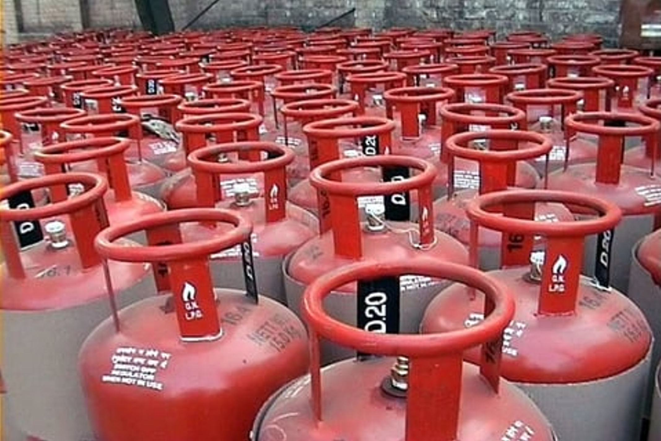 LPG Cylinder Price Hike: दिवाली-छठ पर महंगाई की मार, महंगा हुआ गैस सिलेंडर, 4 माह में 156 रुपए की बढ़ोतरी