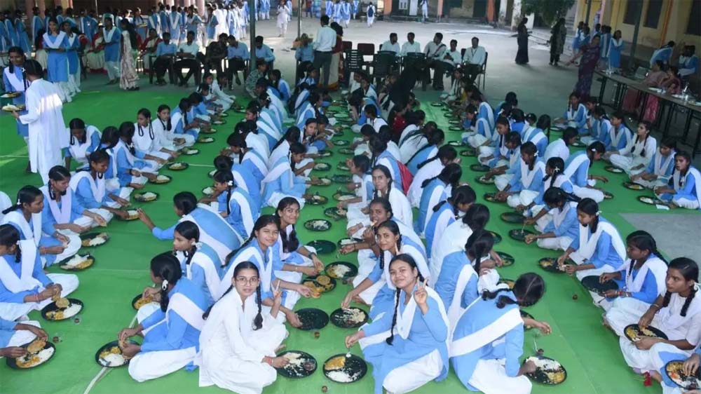 सीएम साय की पहल रंग लाई : छत्तीसगढ़ के स्कूलों में ‘न्योता भोज’ ने लिया परंपरा का रूप, 75 हजार से भी ज्यादा आयोजन सीएम साय की पहल रंग लाई : छत्तीसगढ़ के स्कूलों में ‘न्योता भोज’ ने लिया परंपरा का रूप, 75 हजार से भी ज्यादा आयोजन