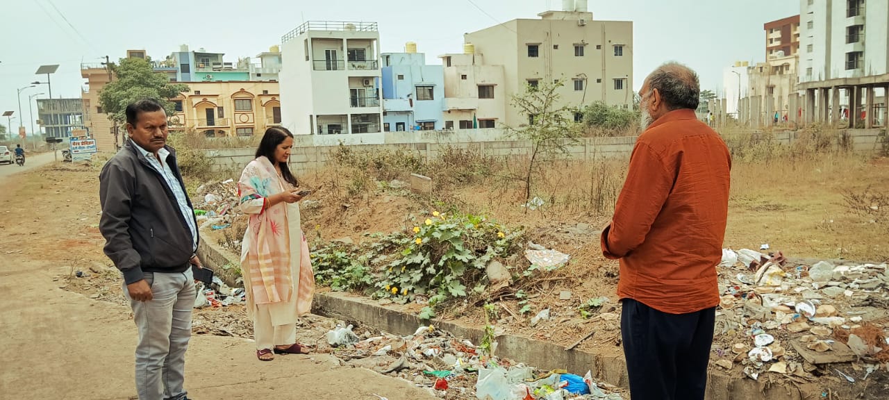 CG : उपायुक्त राजेश्वरी पटेल ने निगम जोन 10 के लालपुर के विभिन्न मार्गो की सफाई देखी, कचरा उठाओ और स्वच्छता रखने दिए निर्देश