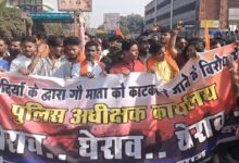 VHP और बजरंग दल का प्रदर्शन : गौहत्या के विरोध में भारी बवाल, सड़क पर बैठकर पढ़े हनुमान चालीसा