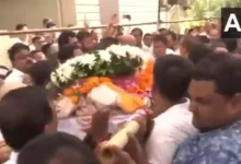 राज्यपाल रमेन डेका दिनेश मिरानिया के घर पहुंचे, श्रद्धांजलि दी