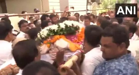 राज्यपाल रमेन डेका दिनेश मिरानिया के घर पहुंचे, श्रद्धांजलि दी राज्यपाल रमेन डेका दिनेश मिरानिया के घर पहुंचे, श्रद्धांजलि दी