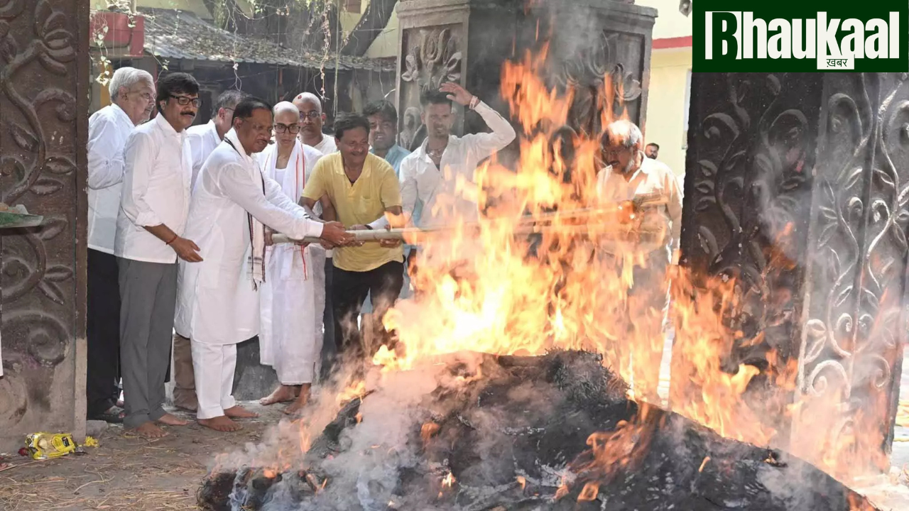 दिनेश मिरानिया को बेटे शौर्य ने दी मुखाग्नि दिनेश मिरानिया को बेटे शौर्य ने दी मुखाग्नि