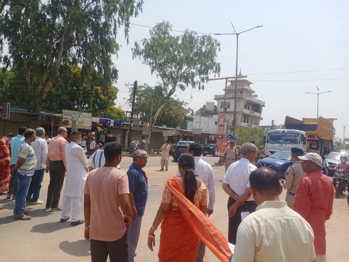 बोरिया कला आवासीय कॉलोनी के समीप चल रहे कंक्रीट मिक्सर प्लांट को हटाने की मांग बोरिया कला आवासीय कॉलोनी के समीप चल रहे कंक्रीट मिक्सर प्लांट को हटाने की मांग