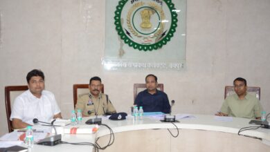 कलेक्टर ने ली समय सीमा की बैठक, दिए खुले गढ्ढों को भरने के निर्देश