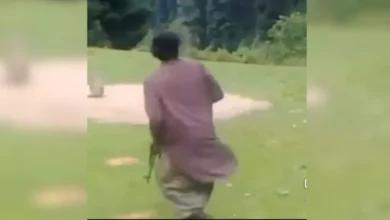 J&K Terrorist Attack : हाथ में हथियार और पठानी सूट…पहलगाम में हमला करने वाले एक आंतकी की पहली तस्वीर आई सामने…2 आतंकियों की हुई पहचान…
