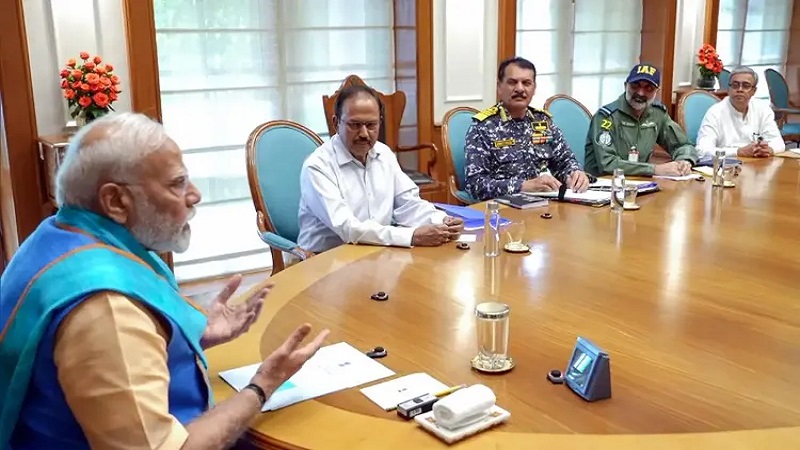 भारत पाक सीमा पर सीजफायर के बीच पीएम आवास में हाईलेवल मीटिंग, NSA अजीत डोभाल के साथ CDS और सेना प्रमुख भी मौजूद भारत पाक सीमा पर सीजफायर के बीच पीएम आवास में हाईलेवल मीटिंग, NSA अजीत डोभाल के साथ CDS और सेना प्रमुख भी मौजूद