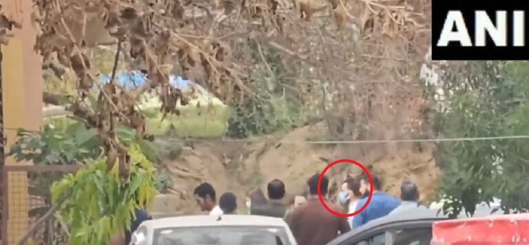 विराट कोहली का नया आध्यात्मिक अध्याय: टेस्ट क्रिकेट से संन्यास के बाद वृंदावन पहुंचे, पत्नी संग संत प्रेमानंद महाराज से ली आध्यात्मिक दिशा विराट कोहली का नया आध्यात्मिक अध्याय: टेस्ट क्रिकेट से संन्यास के बाद वृंदावन पहुंचे, पत्नी संग संत प्रेमानंद महाराज से ली आध्यात्मिक दिशा